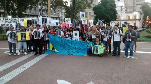  Otro paso que recorrería la familia de Jennifer, al igual que muchas otras, fue el convocar a marchas como la que realizaron en la icónica Plaza de Mayo, el 9 de marzo, en un nuevo Día Internacional de la Mujer Trabajadora