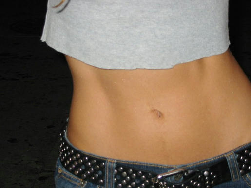 Alexi-Halket,-una-adolescente-canadiense-no-dudó-en-organizar-una-protesta-contra-las-directivas-de-su-escuela-que-le-llamaron-la-atención-por-haber-llegado-a-clase-con-una-blusa-que-deja-ver-su-abdomen