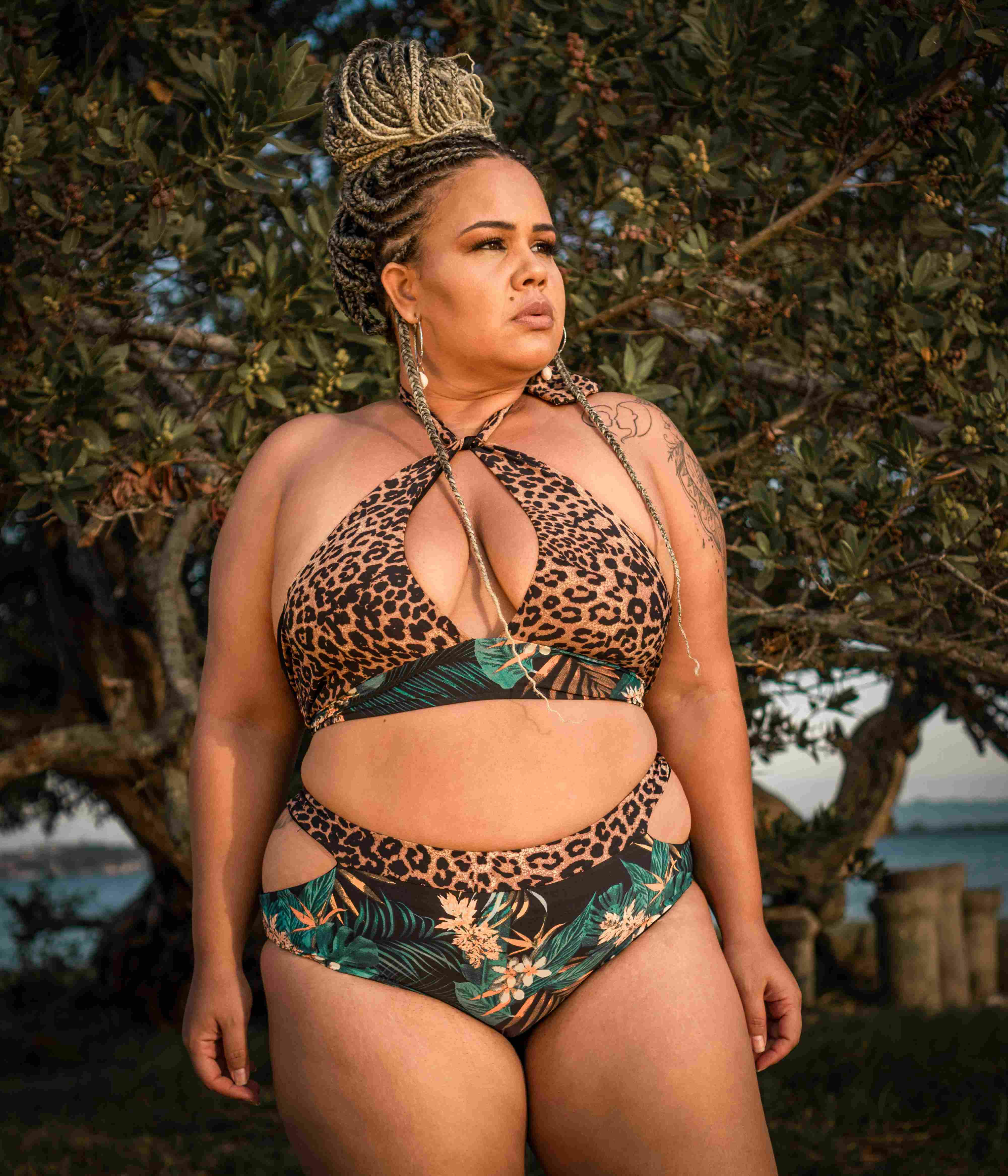 TÁ ACABANDO! Conjunto biquíni plus size cropped - Estampa floresta