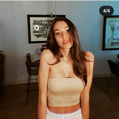 La bella actriz Dilan Çiçek Deniz se suma al reto de pararse de cabeza