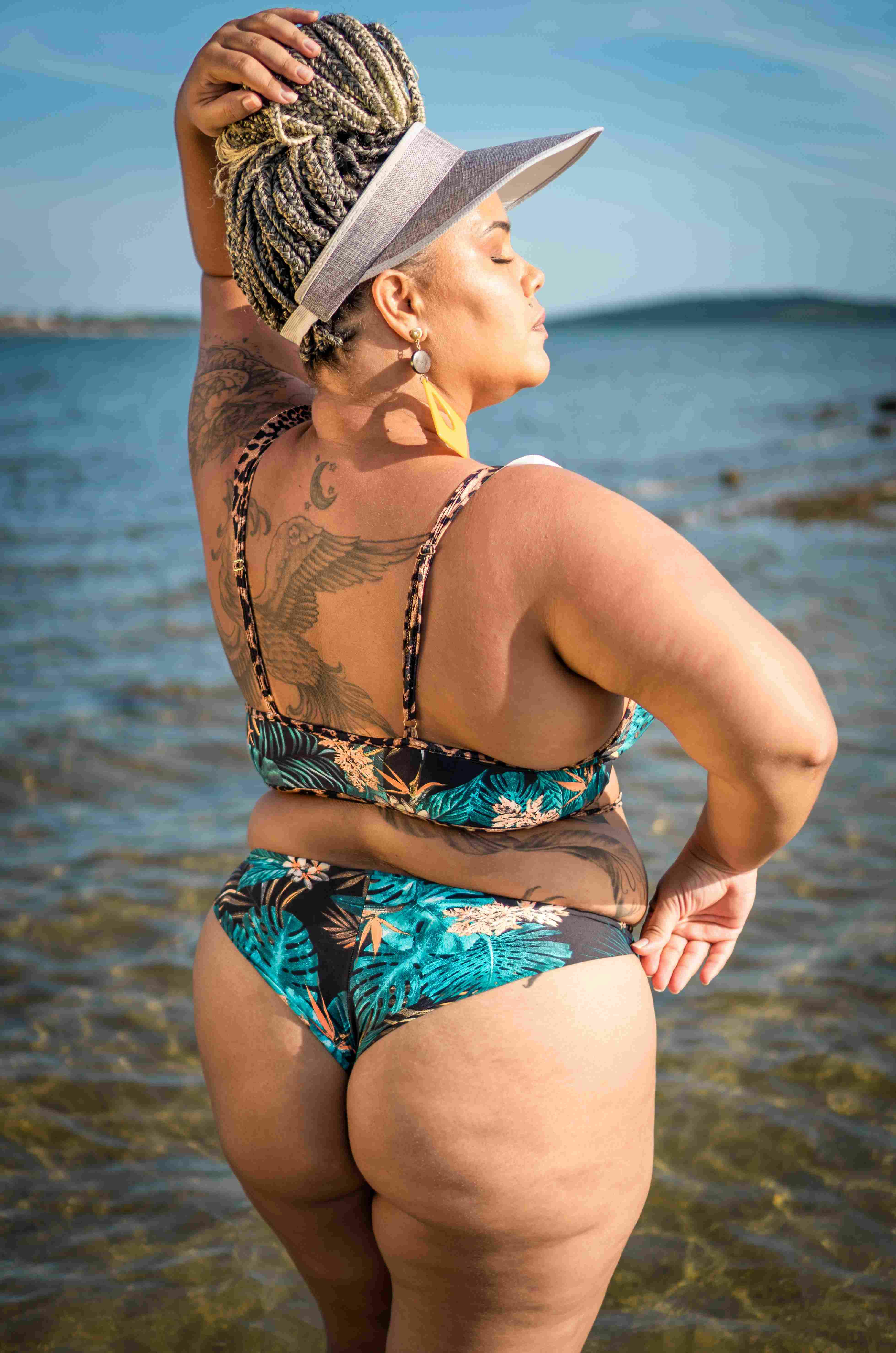 Conjunto biquíni plus size fio duplo levanta bumbum, composto de cropped e calcinha. Do 46/48 ao 54/56. Produto premium. Conjunto biquíni plus size fio duplo levanta bumbum, composto de cropped e calcinha. Do 46/48 ao 54/56. Produto premium.