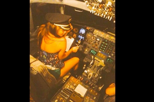 una-muy-sensual-piloto- Samadhi-Zendejas -al-mando-de-la-aeronave