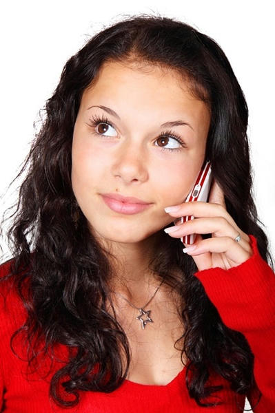  Chica hablando por celular 