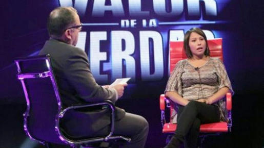 Una escena del programa El Valor de la Verdad, cuando su conductor Humberto Martín Beto Ortíz Pajuelo, interrogaba a la concursante Ruth Thalía Sayas Sánchez, el 7 de julio de 2012 durante el estreno del reality