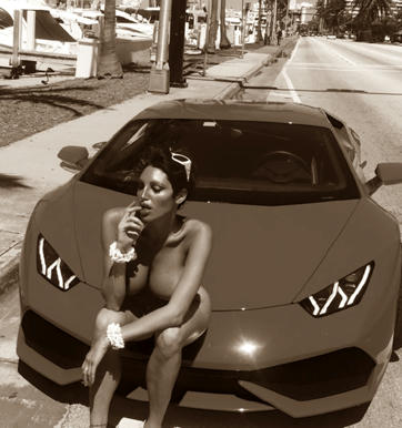 La-impertinente-figura-de-Vicky-Xipolitakis-no-se-limita-solo-a-sus-desnudos