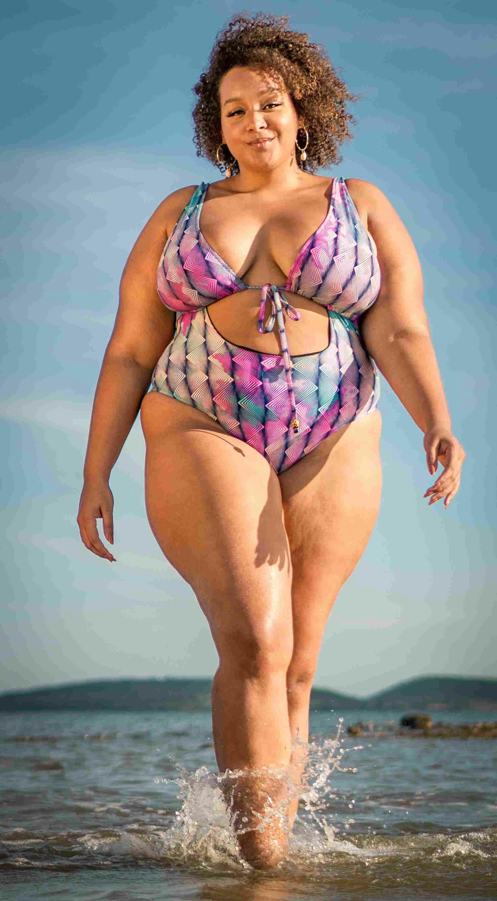 Maiô plus size – Modelo Poderosa – Estampa tie dye