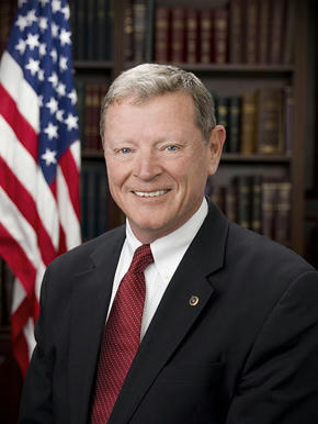 James-Mountain-Inhofe,-el-Senador-más-ultraderechista-de-Estados-Unidos,-usó-fotos-falsas-de-tanques-rusos-invadiendo-Ucrania,-para-tratar-de-convencer-a-la-Casa-Blanca-de-la-necesidad-de-armar-al-gobierno-proeuropeo-de-Ucrania