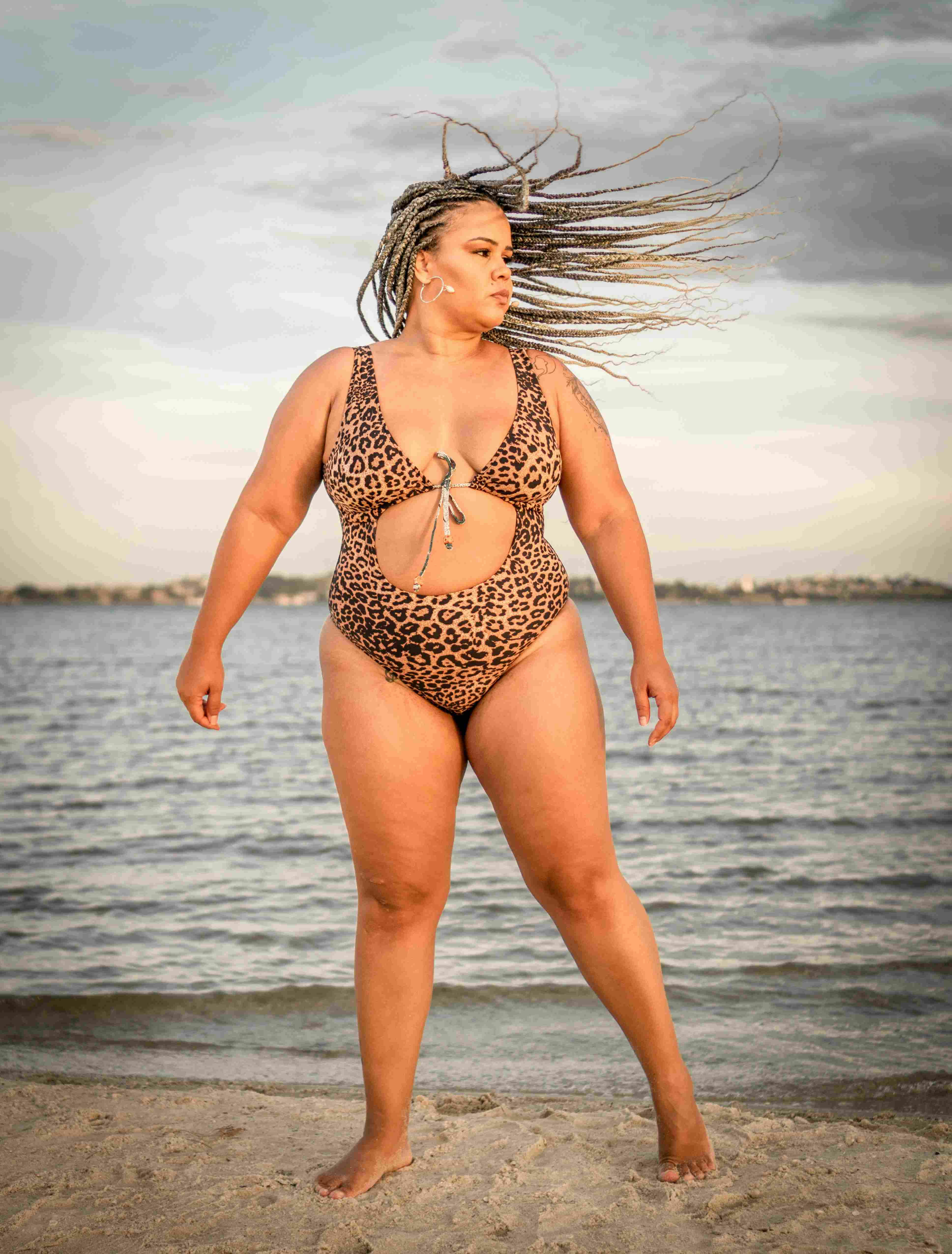 Maiô plus size, com decote aberto e amarração na frente. Do 46/48 ao 54/56. Produto premium, feito de plus size para plus size. Maiô plus size, com decote aberto e amarração na frente. Do 46/48 ao 54/56. Produto premium, feito de plus size para plus size.