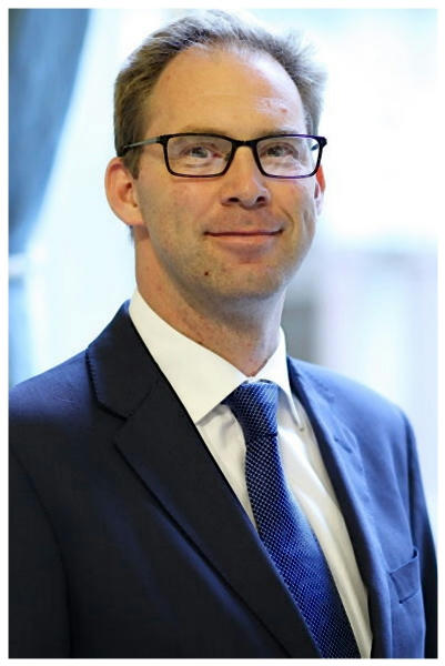 Dentro de las imágenes más impactantes captadas durante el atentado perpetrado ayer miércoles en Londres, se cuenta la foto del subsecretario y diputado conservador Tobias Ellwood tratando de salvar la vida a Keith Palmer, el policía acuchillado durante el ataque